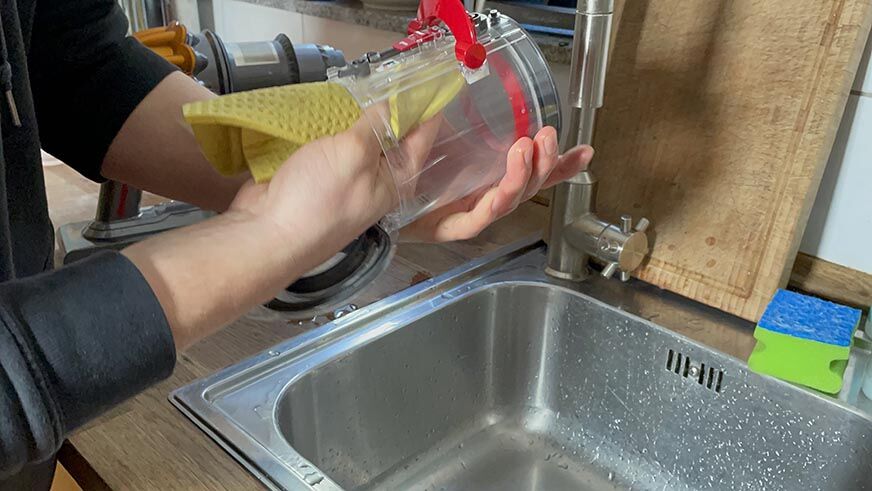 Ausreiben des Dyson Schmutzbehälters